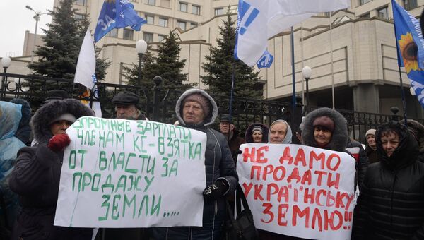 Участники митинга против снятия моратория на продажу сельскохозяйственных земель. 21 февраля 2017 Участники митинга против снятия моратория на продажу сельскохозяйственных земель. 21 февраля 2017