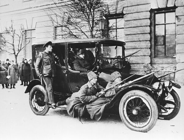 Революционеры на посыльном автомобиле Думы с вооруженной охраной в первые дни Февральской революции Революционеры на посыльном автомобиле Думы с вооруженной охраной в первые дни Февральской революции