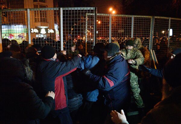 Участники акции протеста в Киеве, приуроченной к третьей годовщине событий на Майдане (площади Независимости) в 2014 году Участники акции протеста в Киеве, приуроченной к третьей годовщине событий на Майдане (площади Независимости) в 2014 году