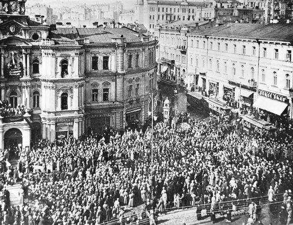 Манифестация на улицах Киева во время Февральской буржуазно-демократической революции в 1917 году Манифестация на улицах Киева во время Февральской буржуазно-демократической революции в 1917 году