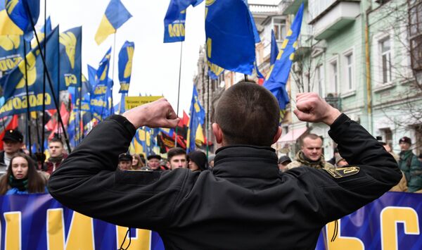Представители националистических организаций во время марша в центре Киева Представители националистических организаций во время марша в центре Киева