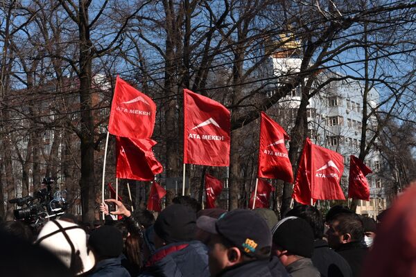Митинг у здания ГКНБ сторонников задержанного депутата Текебаева в Бишкеке Митинг у здания ГКНБ сторонников задержанного депутата Текебаева в Бишкеке