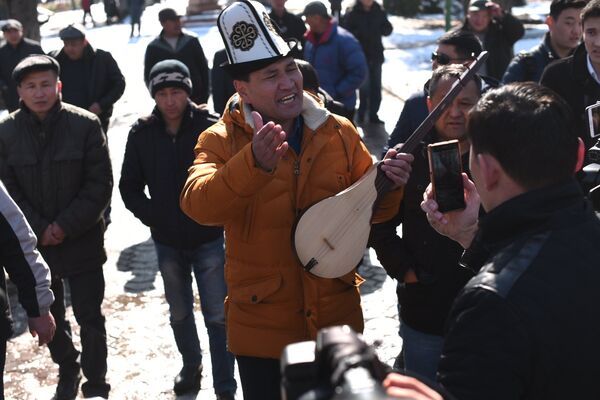 Митинг у здания ГКНБ сторонников задержанного депутата Текебаева в Бишкеке Митинг у здания ГКНБ сторонников задержанного депутата Текебаева в Бишкеке