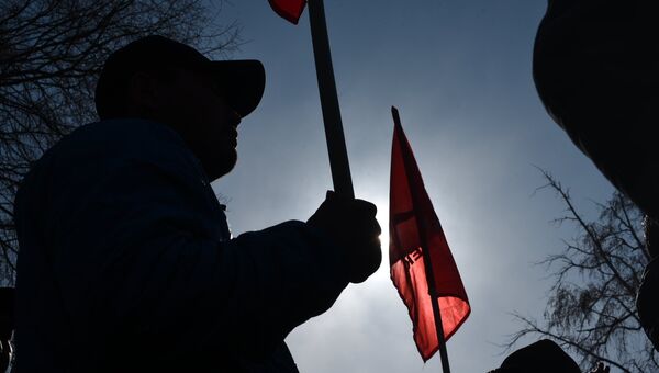 Митинг у здания ГКНБ сторонников задержанного депутата Текебаева в Бишкеке. Архивное фото Митинг у здания ГКНБ сторонников задержанного депутата Текебаева в Бишкеке. Архивное фото