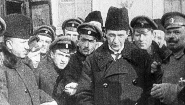 Александр Федорович Керенский (в центре в папахе), министр юстиции Всероссийского Временного Правительства, среди военных. Александр Федорович Керенский (в центре в папахе), министр юстиции Всероссийского Временного Правительства, среди военных.