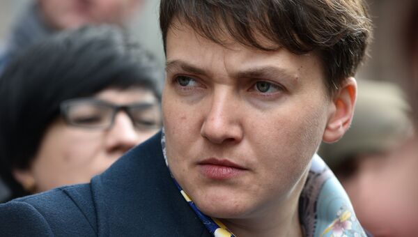 Надежда Савченко во время брифинга на Софийской площади в Киеве. Архивное фото Надежда Савченко во время брифинга на Софийской площади в Киеве. Архивное фото