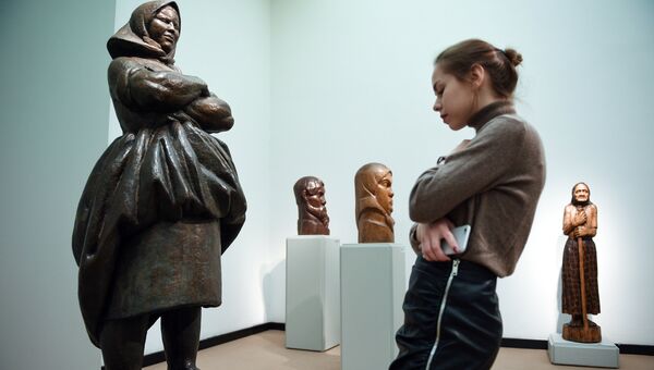 Девушка у скульптуры В.И. Мухиной Крестьяка на выставке Мужики и бабы в Третьяковской галерее на Крымском Валу в Москве Девушка у скульптуры В.И. Мухиной Крестьяка на выставке Мужики и бабы в Третьяковской галерее на Крымском Валу в Москве