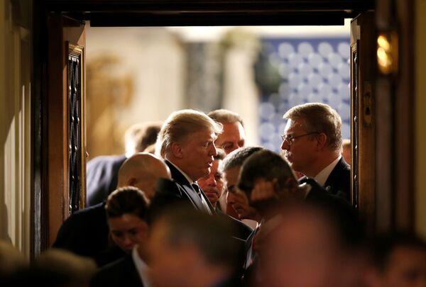 Президент США после речи перед палатами Конгресса в Вашингтоне. 28 февраля 2017 года Президент США после речи перед палатами Конгресса в Вашингтоне. 28 февраля 2017 года