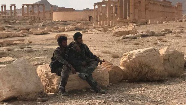 Военнослужащие Сирийской Арабской Республики возле историко-архитектурного комплекса Древней Пальмиры в сирийской провинции Хомс Военнослужащие Сирийской Арабской Республики возле историко-архитектурного комплекса Древней Пальмиры в сирийской провинции Хомс