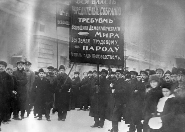 Члены Союза правительственных учреждений Харькова принимают участие в демонстрации в феврале 1917 года Члены Союза правительственных учреждений Харькова принимают участие в демонстрации в феврале 1917 года