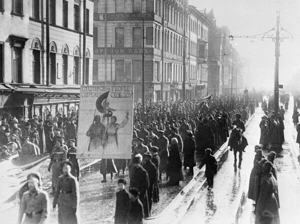 Жители Петрограда проводят манифестацию на улицах города под лозунгом Сплотимся сильнее, сбережем свободу. Февральская буржуазно-демократическая революция. 1917 год Жители Петрограда проводят манифестацию на улицах города под лозунгом Сплотимся сильнее, сбережем свободу. Февральская буржуазно-демократическая революция. 1917 год