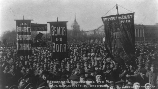 Всенародный праздник 1-го мая на Дворцовой площади. 18 апреля 1917, Петроград Всенародный праздник 1-го мая на Дворцовой площади. 18 апреля 1917, Петроград