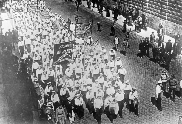 Демонстрация революционных моряков в Петрограде. 4 июля 1917 Демонстрация революционных моряков в Петрограде. 4 июля 1917