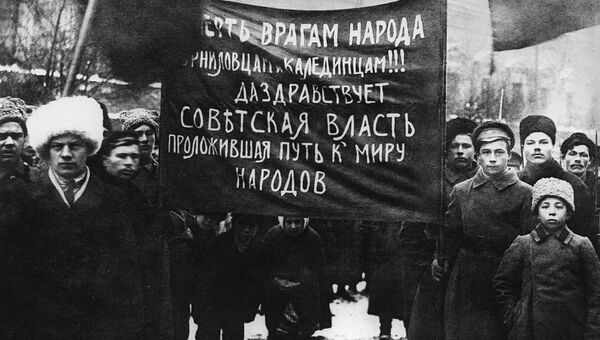 Демонстрация рабочих и солдат Петрограда. 25 октября (7 ноября) 1917 года Демонстрация рабочих и солдат Петрограда. 25 октября (7 ноября) 1917 года