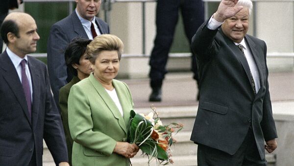 Президент России Борис Ельцин и Наина Ельцина выходят из здания аэропорта Орли во время визита во Французскую Республику Президент России Борис Ельцин и Наина Ельцина выходят из здания аэропорта Орли во время визита во Французскую Республику