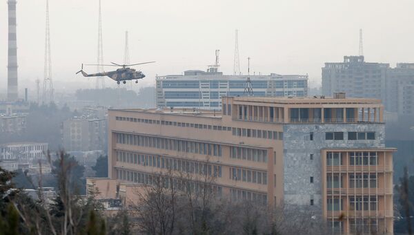 Вертолет афганской армии над госпиталем в Кабуле. 8 марта 2017 Вертолет афганской армии над госпиталем в Кабуле. 8 марта 2017