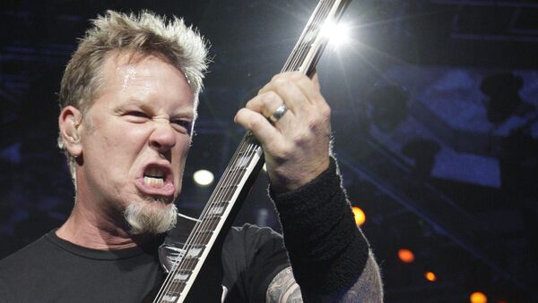 Вокалист и гитарист группы Metallica Джеймс Хэтфилд на концерте во время турне World Magnetic Tour в Вильнюсе Вокалист и гитарист группы Metallica Джеймс Хэтфилд на концерте во время турне World Magnetic Tour в Вильнюсе