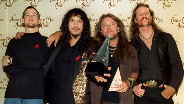 Участники группы Metallica Джейсон Ньюстед, Кирк Хэммет, Ларс Ульрих и Джеймс Хэтфилд на 20-й ежегодной церемонии American Music Awards в Лос-Анджелесе Участники группы Metallica Джейсон Ньюстед, Кирк Хэммет, Ларс Ульрих и Джеймс Хэтфилд на 20-й ежегодной церемонии American Music Awards в Лос-Анджелесе