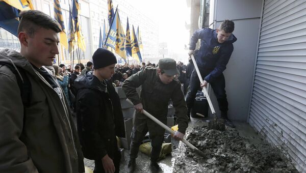 Представители Гражданского корпуса, созданного на базе Азова, замуровывают вход в отделение дочки российского Сбербанка в Киеве, Украина. 13 марта 2017 Представители Гражданского корпуса, созданного на базе Азова, замуровывают вход в отделение дочки российского Сбербанка в Киеве, Украина. 13 марта 2017