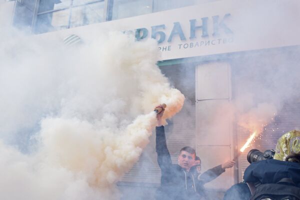Участники акции у входа в центральное отделение дочернего предприятия Сбербанка России в Киеве. 13 марта 2017 Участники акции у входа в центральное отделение дочернего предприятия Сбербанка России в Киеве. 13 марта 2017