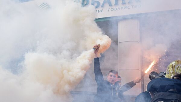 Участники акции у входа в центральное отделение дочернего предприятия Сбербанка России в Киеве. 13 марта 2017 Участники акции у входа в центральное отделение дочернего предприятия Сбербанка России в Киеве. 13 марта 2017