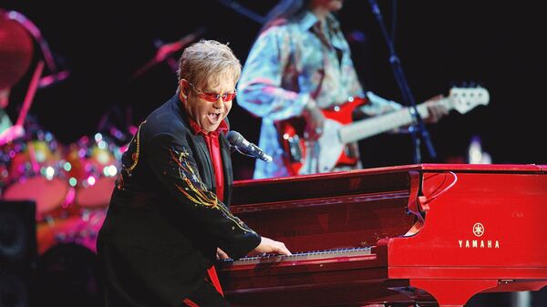 Британский певец Элтон Джон во время концертной программы Red Piano в спорткомплексе Олимпийский в Москве Британский певец Элтон Джон во время концертной программы Red Piano в спорткомплексе Олимпийский в Москве