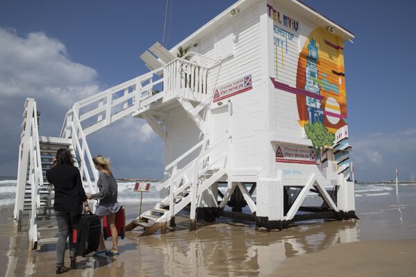 Будка спасателей в Тель-Авиве, которую превратили в гостиничный номер