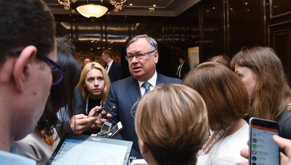 Президент - председатель правления банка ВТБ Андрей Костин общается с журналистами в кулуарах съезда РСПП. 16 марта 2017 Президент - председатель правления банка ВТБ Андрей Костин общается с журналистами в кулуарах съезда РСПП. 16 марта 2017