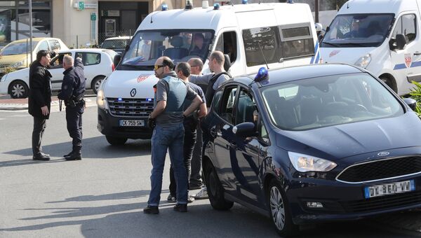 Полицейские недалеко от лицея в южном французском городе Грас, где произошла стрельба. Архивное фото Полицейские недалеко от лицея в южном французском городе Грас, где произошла стрельба. Архивное фото