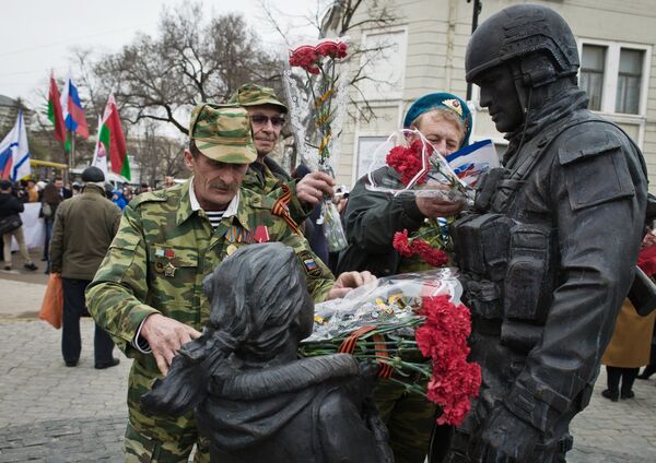 Возложение цветов к памятнику Вежливым людям во время праздничных мероприятий, посвященных Дню Общекрымского референдума 2014 года, в Симферополе Возложение цветов к памятнику Вежливым людям во время праздничных мероприятий, посвященных Дню Общекрымского референдума 2014 года, в Симферополе