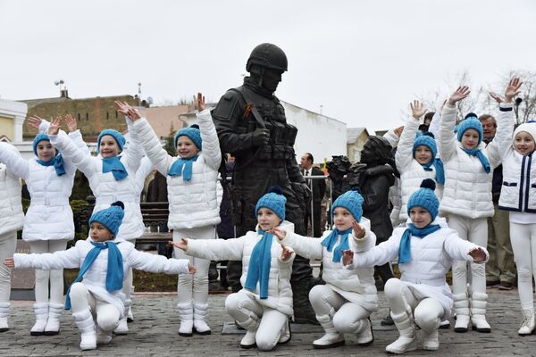 Участники у памятника Вежливым людям во время праздничных мероприятий, посвященных Дню Общекрымского референдума 2014 года, в Симферополе. Участники у памятника Вежливым людям во время праздничных мероприятий, посвященных Дню Общекрымского референдума 2014 года, в Симферополе.