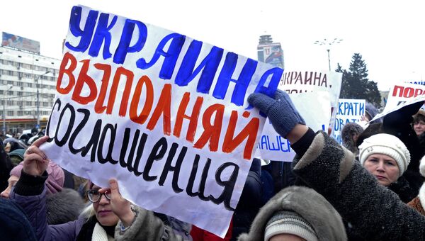 Жители Донецка на митинге-обращеннии к мировым лидерам. Архивное фото Жители Донецка на митинге-обращеннии к мировым лидерам. Архивное фото