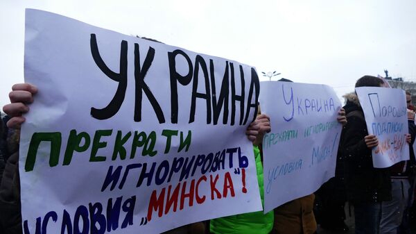 Жители Донецка на митинге-обращеннии к мировым лидерам. Архивное фото Жители Донецка на митинге-обращеннии к мировым лидерам. Архивное фото