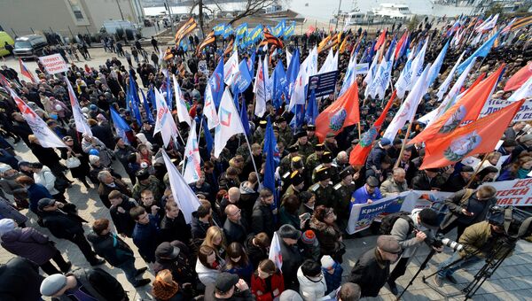Участники митинга в честь третьей годовщины воссоединения Крыма с Россией во Владивостоке Участники митинга в честь третьей годовщины воссоединения Крыма с Россией во Владивостоке