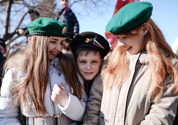 Участники праздничного мероприятия Крымская весна! Мы вместе! в честь третьей годовщины присоединения Крыма с Россией в Новосибирске Участники праздничного мероприятия Крымская весна! Мы вместе! в честь третьей годовщины присоединения Крыма с Россией в Новосибирске