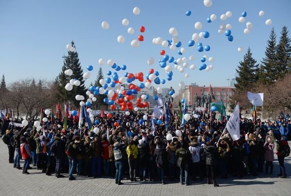 Участники запускают шары на праздничном мероприятии Крымская весна! Мы вместе! в честь третьей годовщины присоединения Крыма с Россией в Новосибирске Участники запускают шары на праздничном мероприятии Крымская весна! Мы вместе! в честь третьей годовщины присоединения Крыма с Россией в Новосибирске