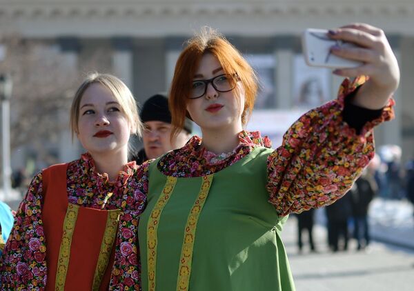 Участницы праздничного мероприятия Крымская весна! Мы вместе! в честь третьей годовщины присоединения Крыма с Россией в Новосибирске Участницы праздничного мероприятия Крымская весна! Мы вместе! в честь третьей годовщины присоединения Крыма с Россией в Новосибирске
