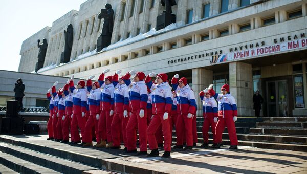 Участники представления во время митинга в честь третьей годовщины воссоединения Крыма с Россией в Омске Участники представления во время митинга в честь третьей годовщины воссоединения Крыма с Россией в Омске