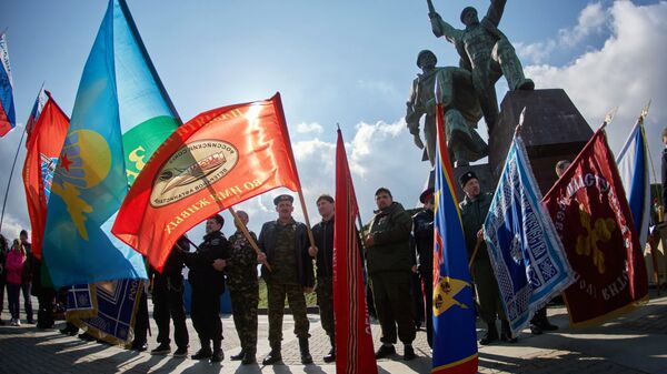 Участники митинга в честь третьей годовщины воссоединения Крыма с Россией на мысе Хрустальный в Севастополе Участники митинга в честь третьей годовщины воссоединения Крыма с Россией на мысе Хрустальный в Севастополе