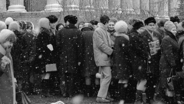 Москвичи стоят в очереди на выставку картин французских импрессионистов у Музея изобразительных искусств им. А. С. Пушкина Москвичи стоят в очереди на выставку картин французских импрессионистов у Музея изобразительных искусств им. А. С. Пушкина