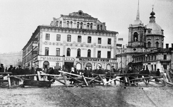 Баррикады на Арбатской площади в дни Октябрьских боев. 1917 год Баррикады на Арбатской площади в дни Октябрьских боев. 1917 год