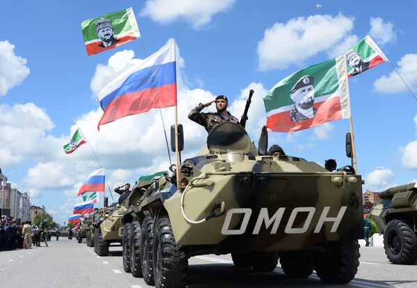 Военнослужащие во время военного парада, посвященного 71-й годовщине Победы в Великой Отечественной войне, в Грозном Военнослужащие во время военного парада, посвященного 71-й годовщине Победы в Великой Отечественной войне, в Грозном
