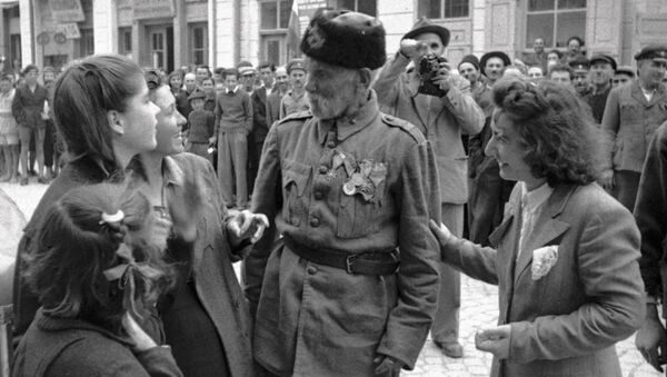 Ветеран турецкой войны беседует с девушками, в освобожденном войсками РККА от фашистов, болгарском городе Ветеран турецкой войны беседует с девушками, в освобожденном войсками РККА от фашистов, болгарском городе