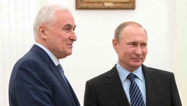 Президент РФ Владимир Путин и президент Южной Осетии Леонид Тибилов во время встречи. 21 марта 2017 Президент РФ Владимир Путин и президент Южной Осетии Леонид Тибилов во время встречи. 21 марта 2017