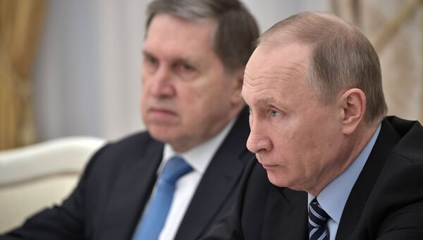 Президент России Владимир Путин и помощник президента РФ Юрий Ушаков. Архивное фото Президент России Владимир Путин и помощник президента РФ Юрий Ушаков. Архивное фото