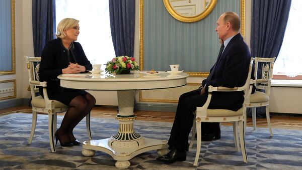 Президент РФ Владимир Путин и лидер политической партии Франции Национальный фронт, кандидат в президенты Франции Марин Ле Пен во время встречи. 24 марта 2017 Президент РФ Владимир Путин и лидер политической партии Франции Национальный фронт, кандидат в президенты Франции Марин Ле Пен во время встречи. 24 марта 2017