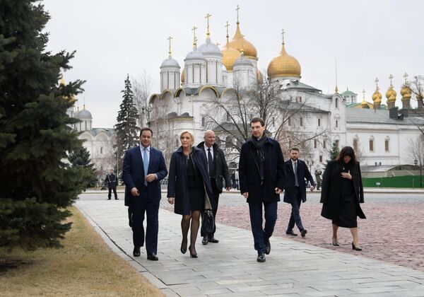 Лидер политической партии Франции Национальный фронт, кандидат в президенты Франции Марин Ле Пен во время осмотра территории Кремля перед встречей с Владимиром Путиным Лидер политической партии Франции Национальный фронт, кандидат в президенты Франции Марин Ле Пен во время осмотра территории Кремля перед встречей с Владимиром Путиным