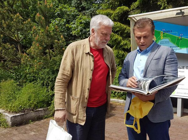 Телеведущий Дмитрий Крылов (слева) и директор национального парка Куршская коса Анатолий Калина (справа) Телеведущий Дмитрий Крылов (слева) и директор национального парка Куршская коса Анатолий Калина (справа)