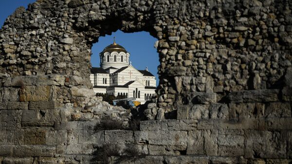 Вид на собор Святого Владимира на территории национального заповедника Херсонес Таврический в Севастополе