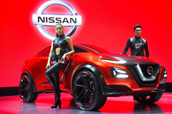 Модели представляют концепт-кар Nissan Gripz во время превью Сеульского автосалона Модели представляют концепт-кар Nissan Gripz во время превью Сеульского автосалона